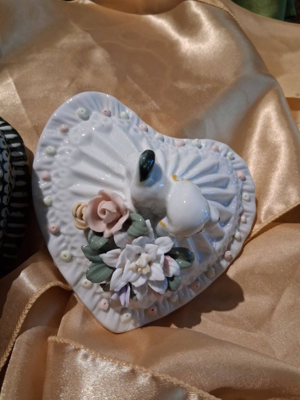 80's vintage heart-shaped porcelain trinket box featuring intricate hand-applied